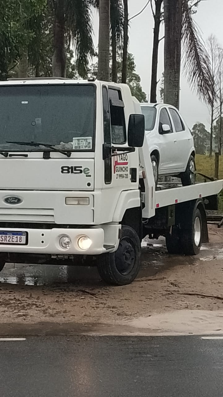 Transporte de veículo em dia de chuva